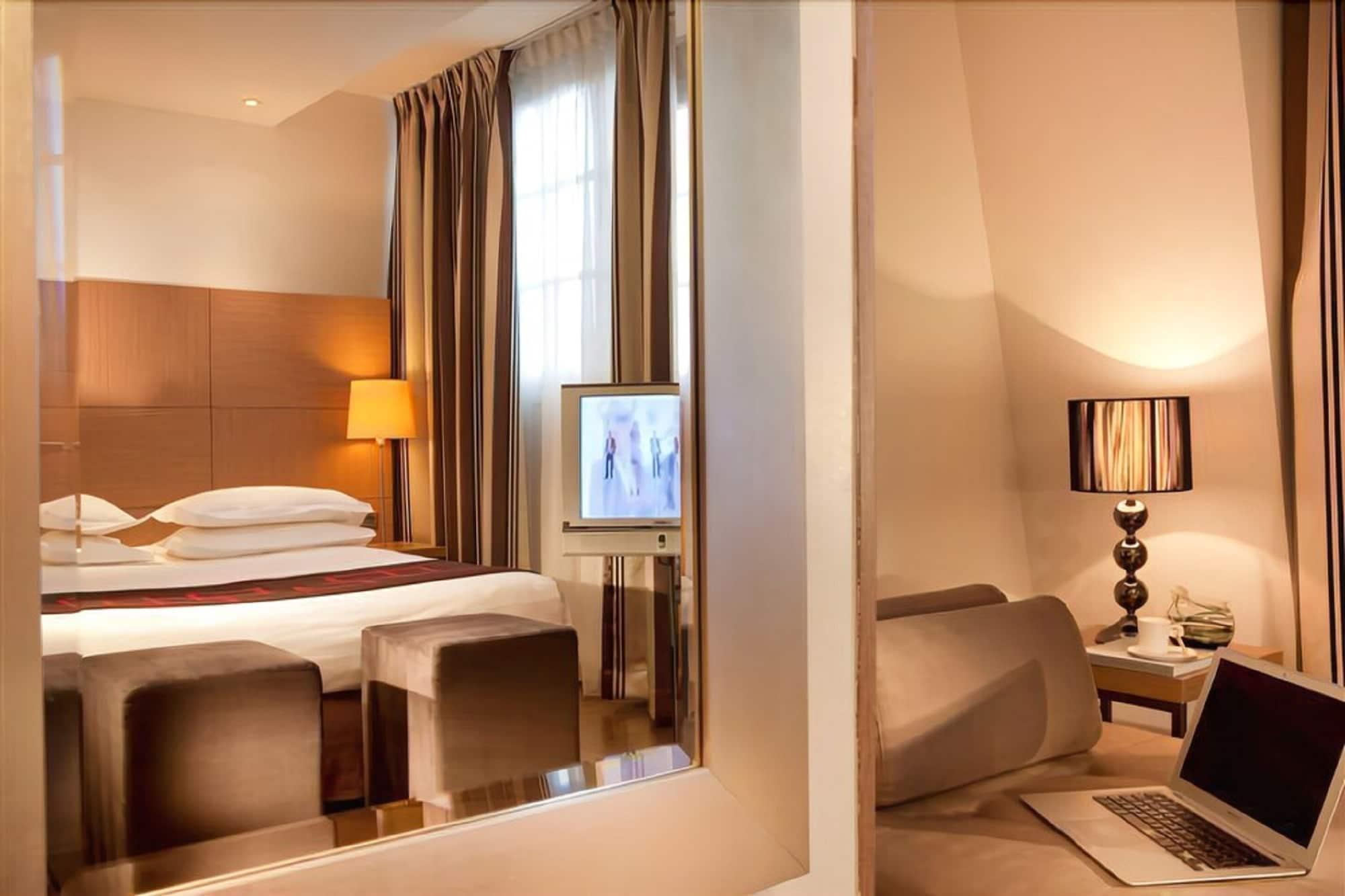 Villathena Paris Room photo